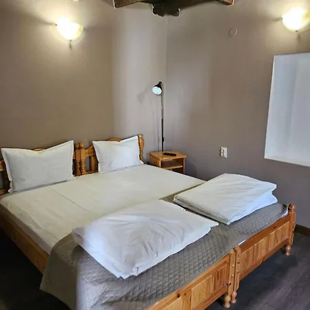 Orehite-family ,food & Pool Casa de hóspedes Bozhichen