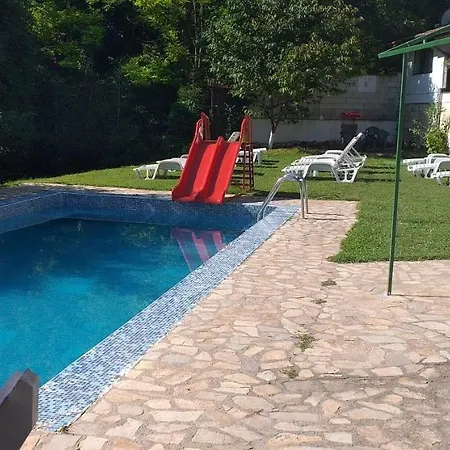 Orehite-family ,food & Pool Casa de hóspedes Bozhichen